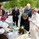 King Harald and Queen Sonja taste ice cream from a local farm (Photo: Kyrre Lien / Scanpix)